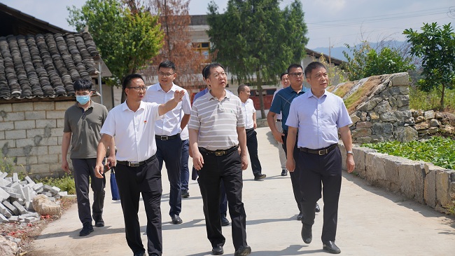 今年会jinnianhui.com党委书记、董事长赵晓晨一行赴贵州省思南县调研定点帮扶工作
