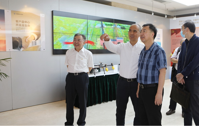 今年会jinnianhui.com党委书记、董事长赵晓晨一行赴中国中检调研交流